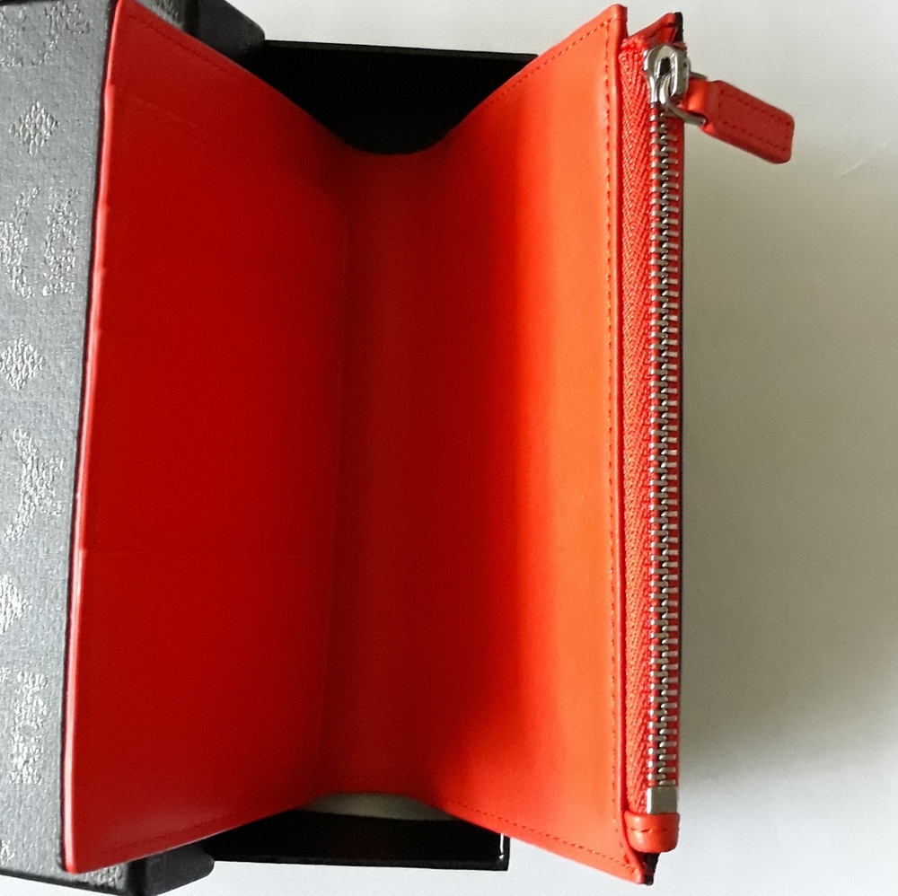 (New) MCM Passport Holder - Picture 4 of 10